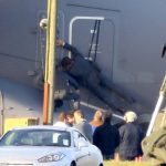 Tom Cruise se pendura em asa de avião e mergulha com máscara tecnológica no novo ‘Missão Impossível’