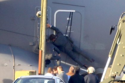 Tom Cruise se pendura em asa de avião e mergulha com máscara tecnológica no novo ‘Missão Impossível’