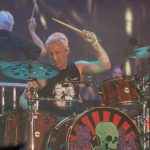 Comparativo entre a bateria de josh freese e outros bateristas da década