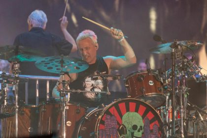 Comparativo entre a bateria de josh freese e outros bateristas da década