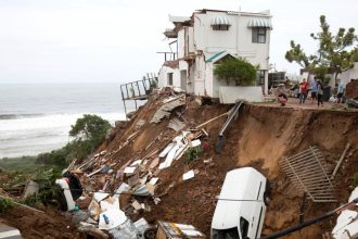 Chuvas provocam alagamentos e deslizamento em Maceió; veja IMAGENS