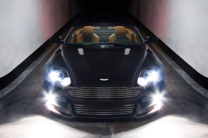 Comparação entre a Aston Martin antiga e a atual
