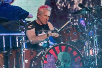Impactante de josh freese nos arranjos musicais dos foo fighters