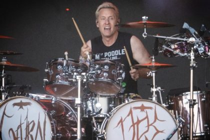 Diferenças entre o estilo musical de josh freese e os demais bateristas dos foo fighters