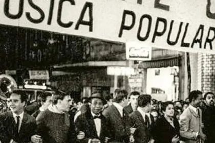 Em 1967, músicos da MPB fizeram marcha contra a guitarra elétrica ...