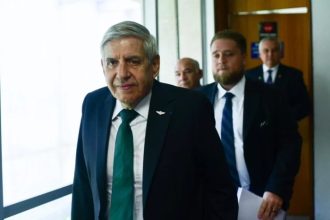 General Heleno começa 2025 pressionado por PF, 8/1 e colega preso