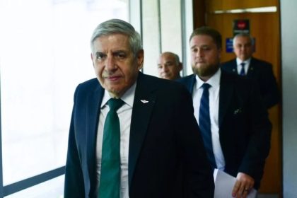 General Heleno começa 2025 pressionado por PF, 8/1 e colega preso