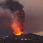 Erupção do vulcão Etna interrompe voos um dia antes do maior feriado da ...