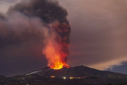 Erupção do vulcão Etna interrompe voos um dia antes do maior feriado da ...