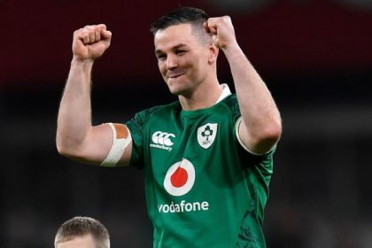 Does play stop in rugby?
