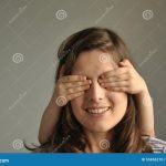 Uma Jovem Mulher Joga O Esconde-esconde Com Seu Filho Foto de Stock ...