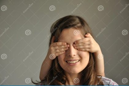 Uma Jovem Mulher Joga O Esconde-esconde Com Seu Filho Foto de Stock ...