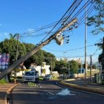 Poste fica pendurado por fios após batida de carro em Campo Grande ...