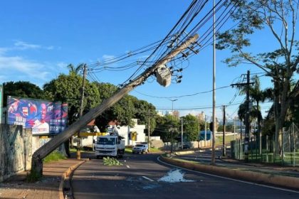 Poste fica pendurado por fios após batida de carro em Campo Grande ...